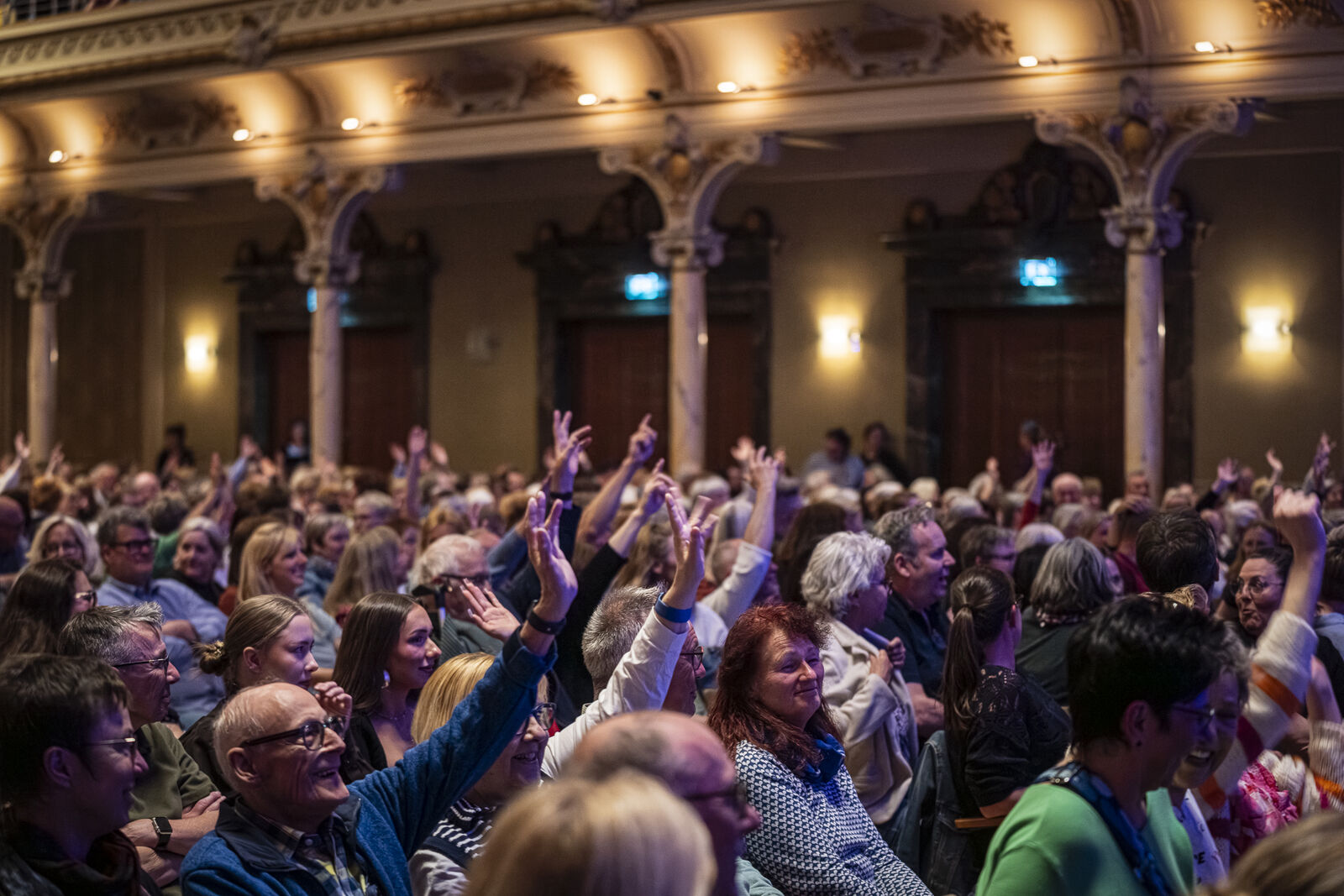 RUDELSINGEN - Publikum singt mit erhobenen Armen