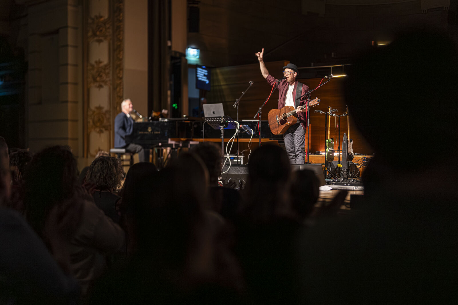 RUDELSINGEN - David Rauterberg mit Gitarre und Pianist auf der Buehne