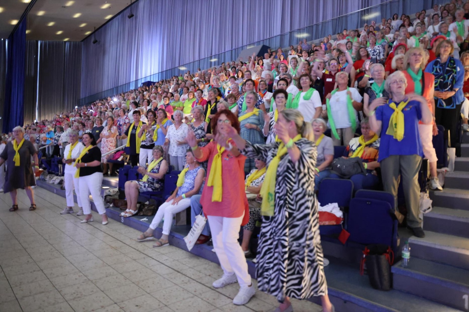 RUDELSINGEN beim Deutschen LandFrauentag 2026 - tausende Gaeste stehen und singen auf der Tribuene der Messe Essen